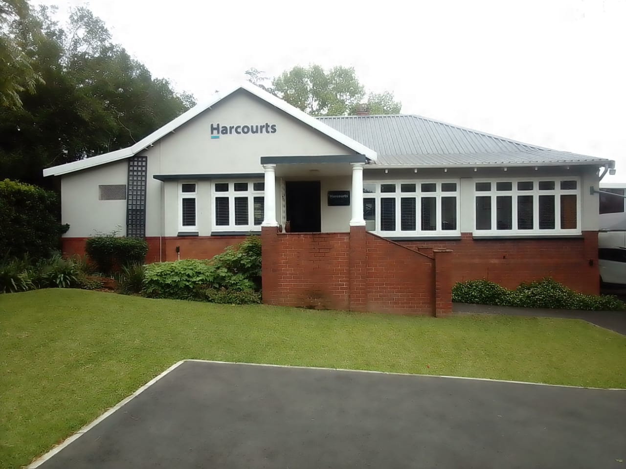 Professional exterior house painting completed by Howick Painting Pros in KwaZulu-Natal